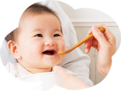 楽しそうに食事をする赤ちゃんのイメージ写真